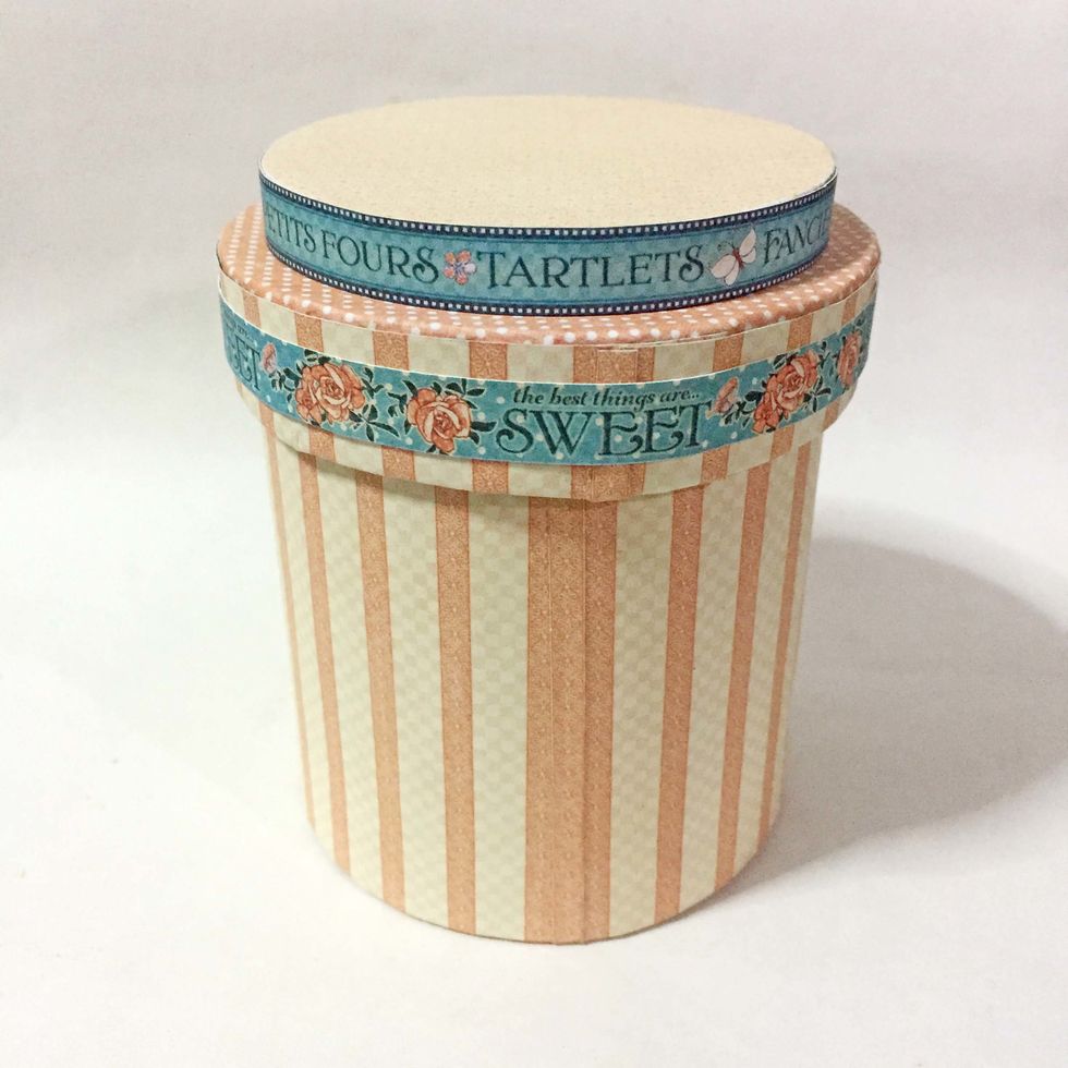 Place the lid over the body, the paper jar is completed ready to be embellished.