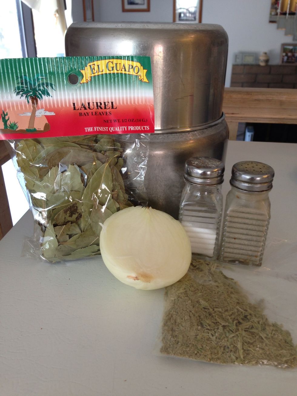 Place the meat in a pot with; 4 bay leaves, 1/2 an onion, 1/3 tsp if hubhab, and sprinkle salt and pepper. Leave on low heat for an hour