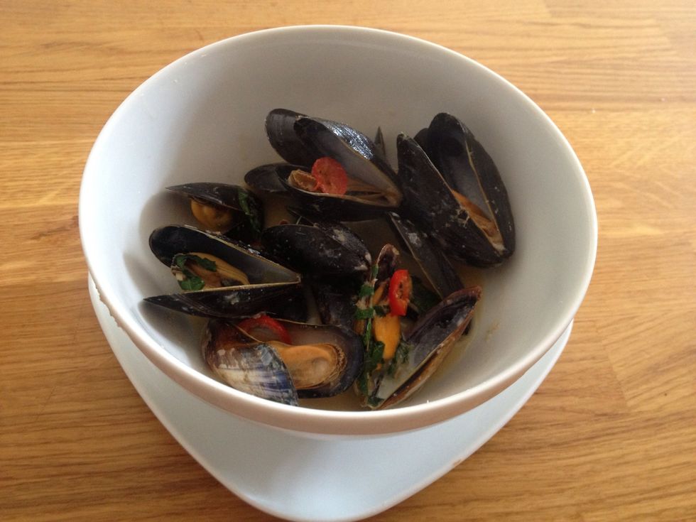 Place the mussels in a bowl