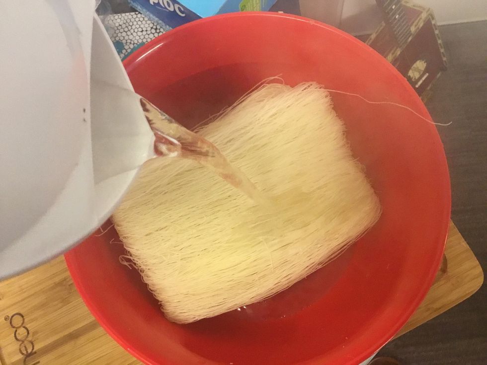 Place the noodles and pour the boiled water on top until covered.