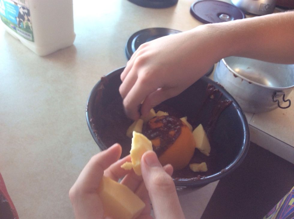 Place the orange in the well. Dice and dot 85g of butter around the orange.