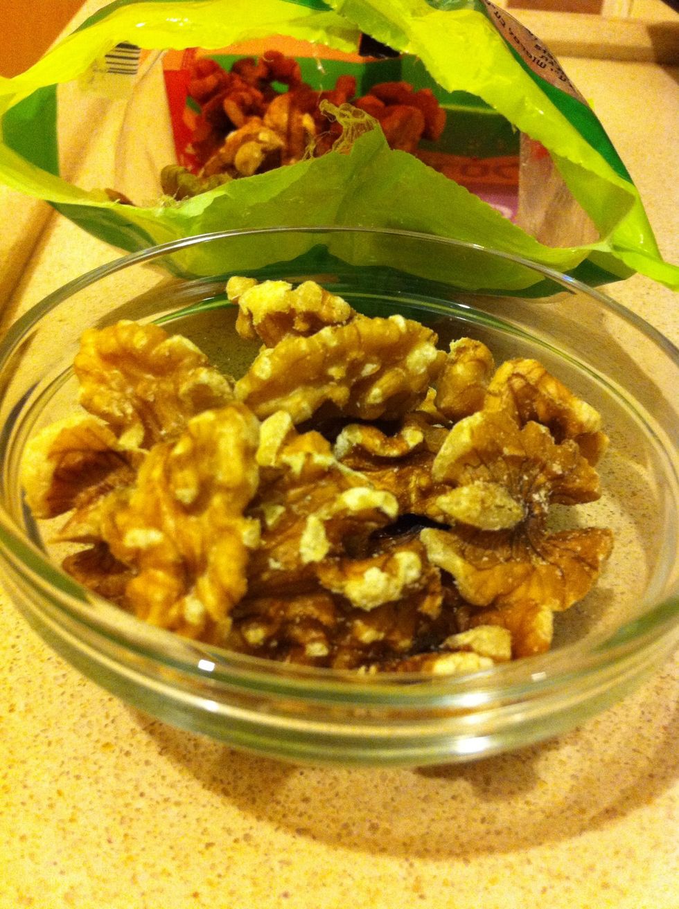 Place the pears on a plate (without juice), and add: cheese. Sprinkle over walnuts and honey.