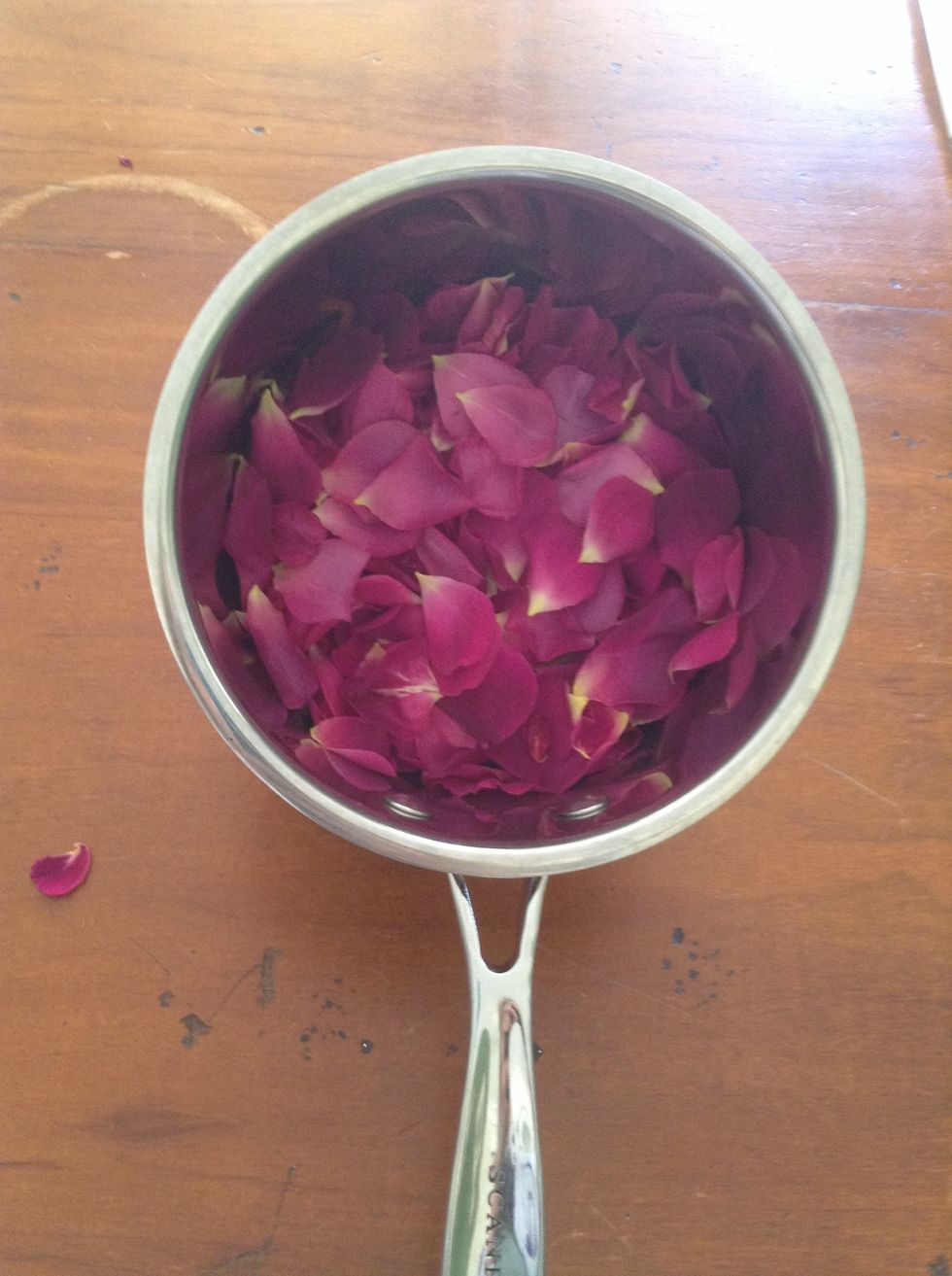 Place the petals in the saucepan