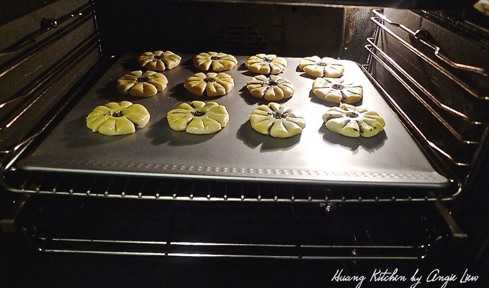 Place the plum blossom mooncakes on the baking tray to bake in the centre of the preheated oven.