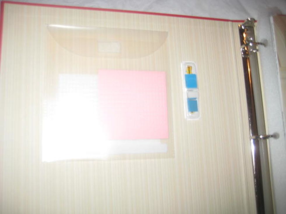 Place the Post-it Pocket securely onto the inner front of Binder and place the Post-its inside. Attach the Post-it Tabs on the binder for easy access and for marking special pages and creating notes.