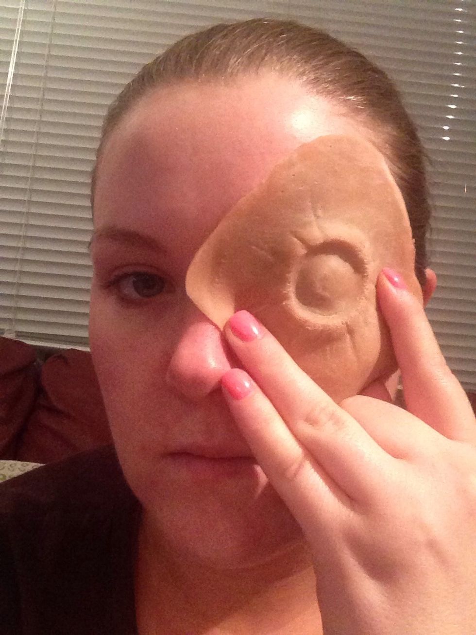 Place the prosthetic piece on the place you want it, and trace it.
