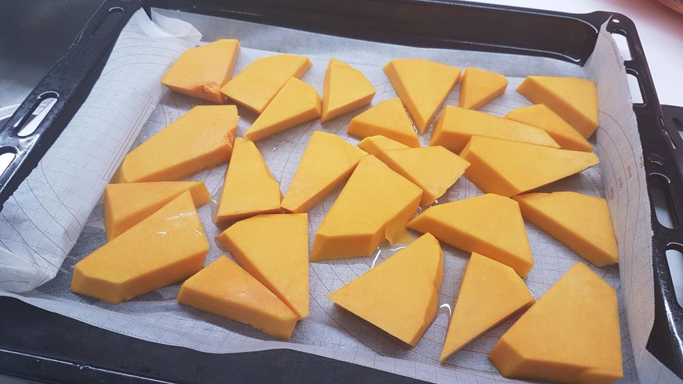 place the pumpkin on the paper, one layer only.