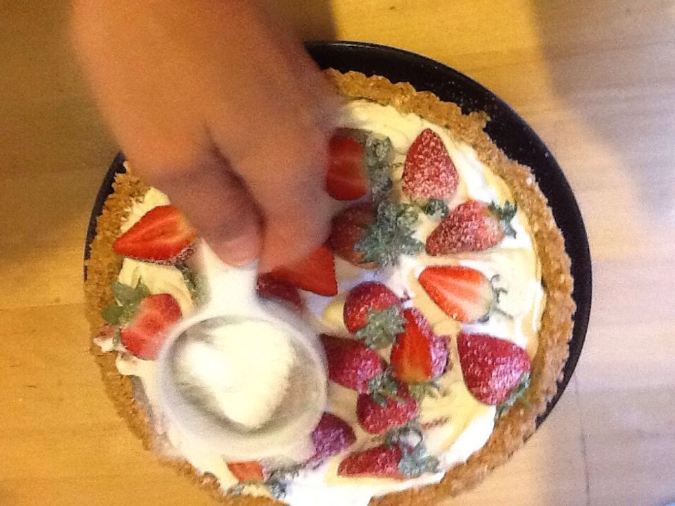 Place the rest of the strawberries on the tart and dust it with some more icing sugar