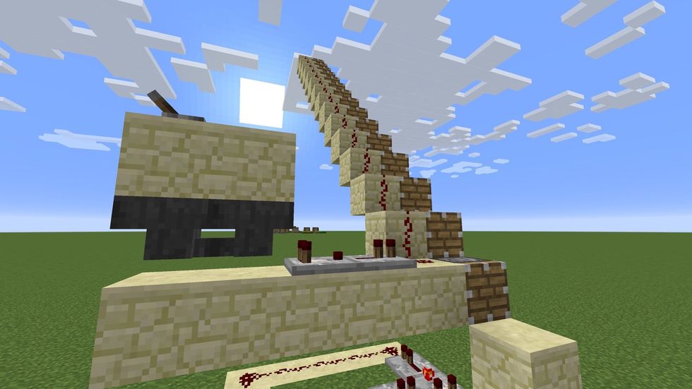 Place the sandstone in the lower right corner in top of the observer. Place 15 pistons after that. Put one item in one of the hoppers and turn it off with the lever.