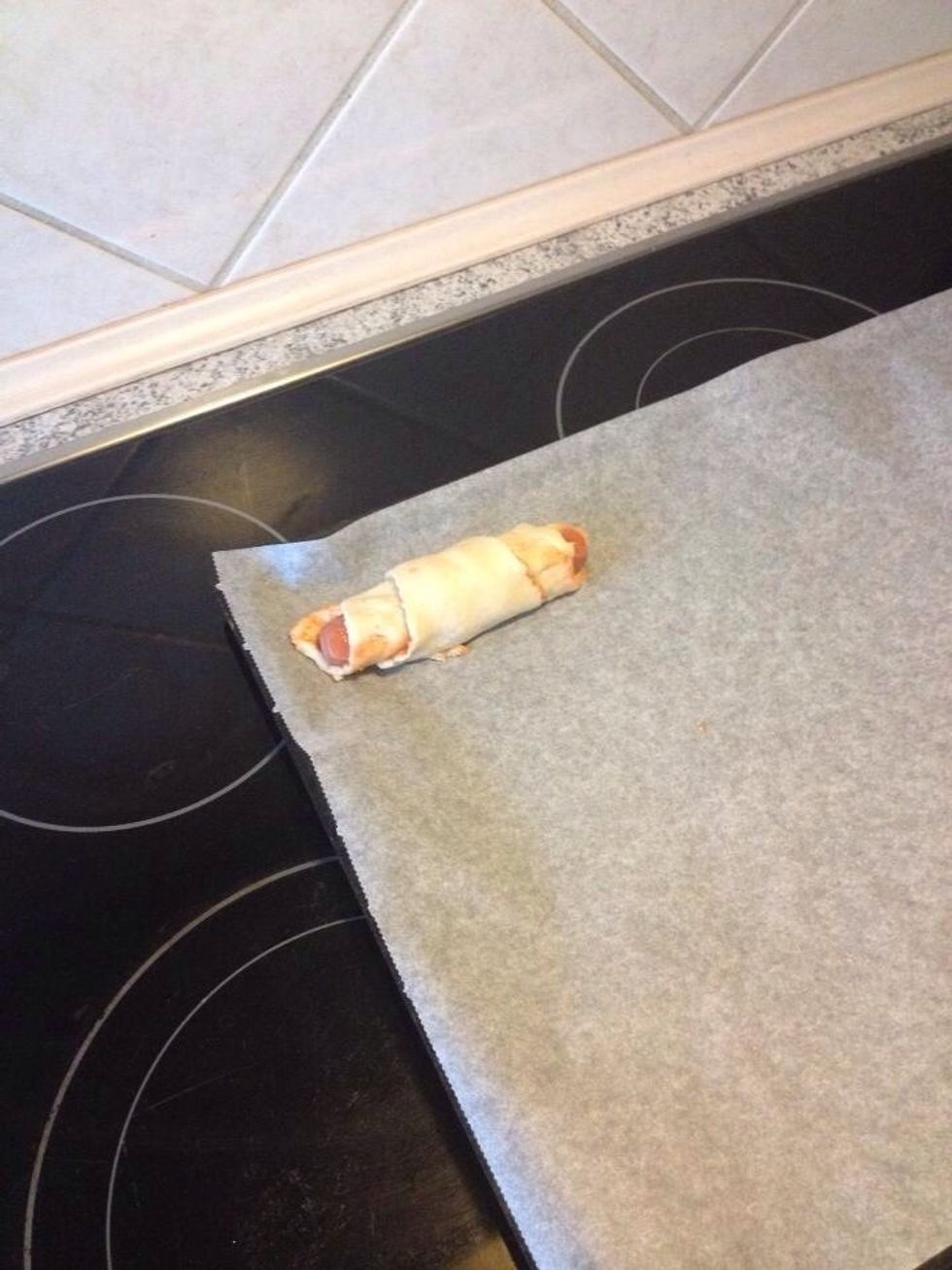 Place the sausage rolls on the baking trey