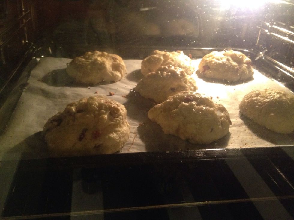 Place the scones in the oven and bake for 20 minutes at 200 C.