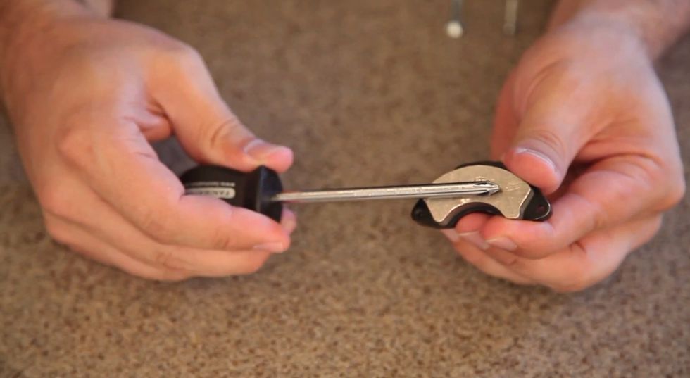 Place the screwdriver on the magnet and leave it there for about 15 minutes.