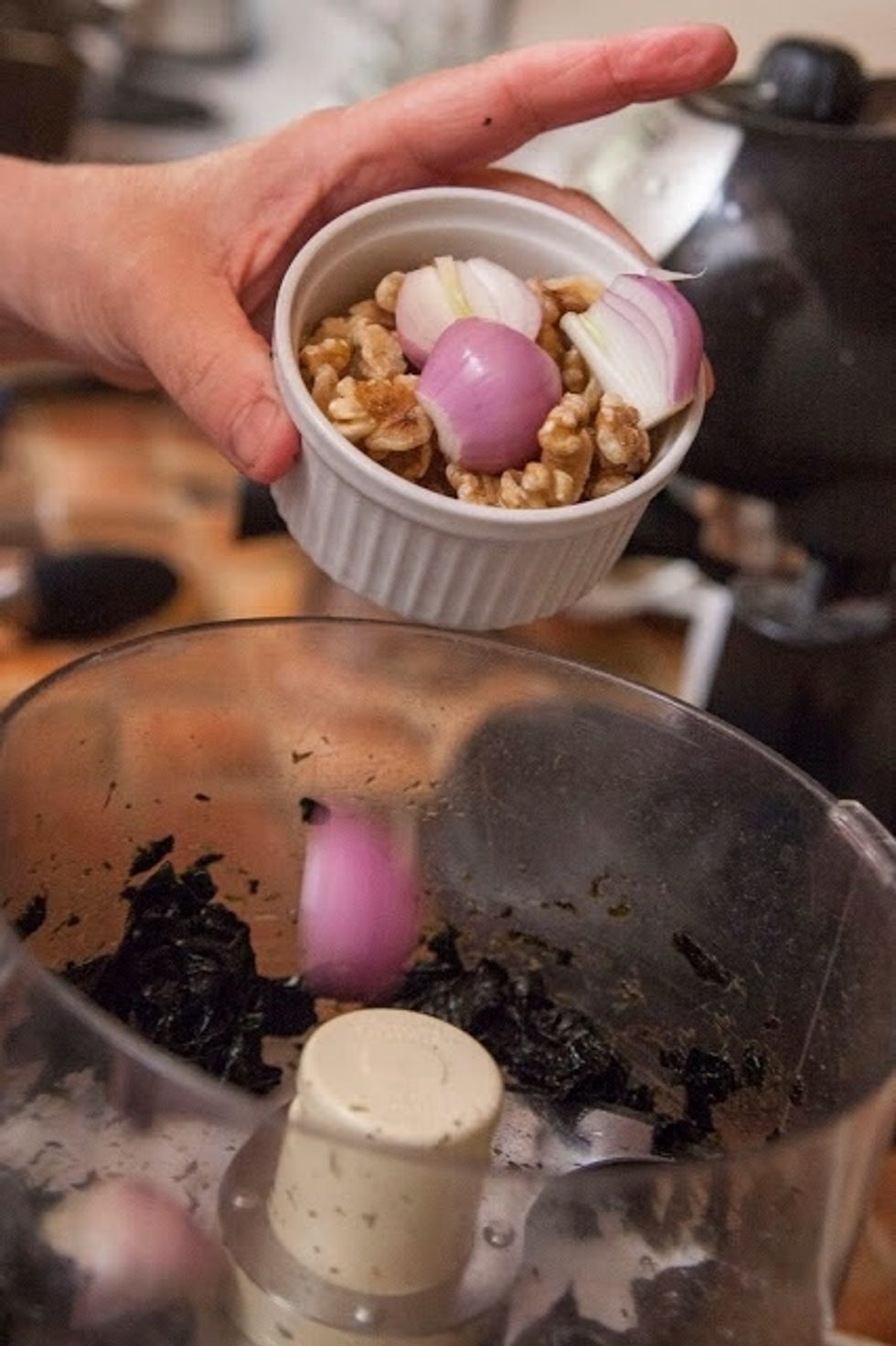 Place the seaweed, the chopped shallots and walnuts into the bowl of a food processor.