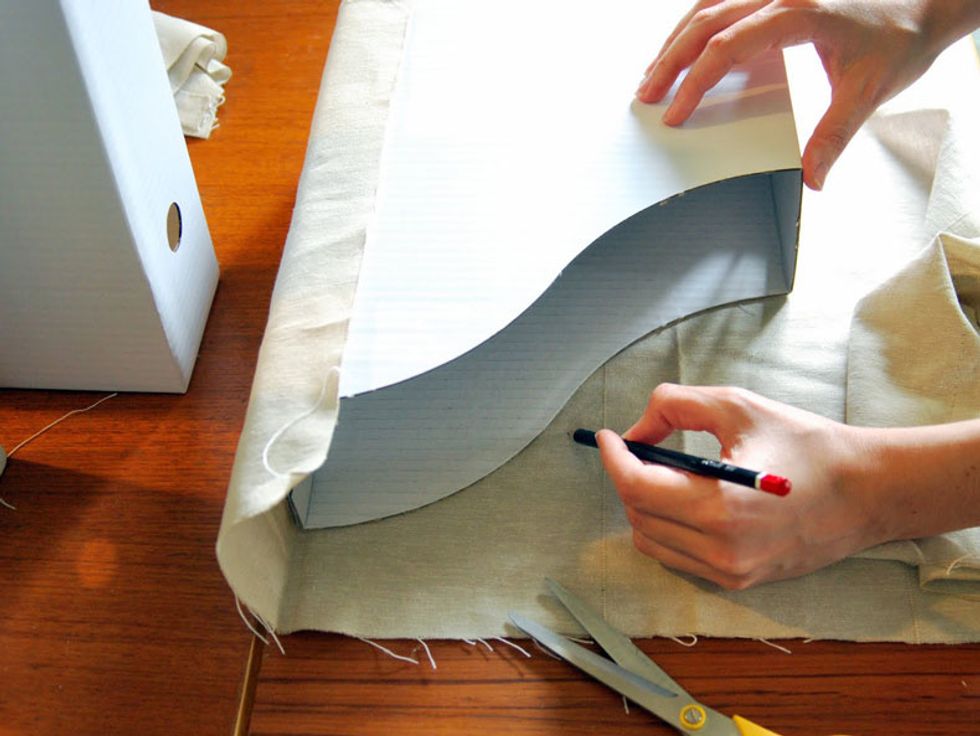 Place the side of the folder box on  fabric and mark with a pencil the figure. Repeat on the other side also of the box. Leave the margins of 2 to 1.5 cm.