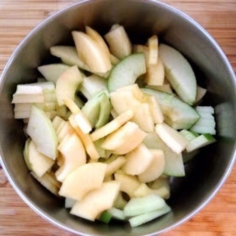 Place the sliced apples in a pot and add the stevia, cinnamon and water.