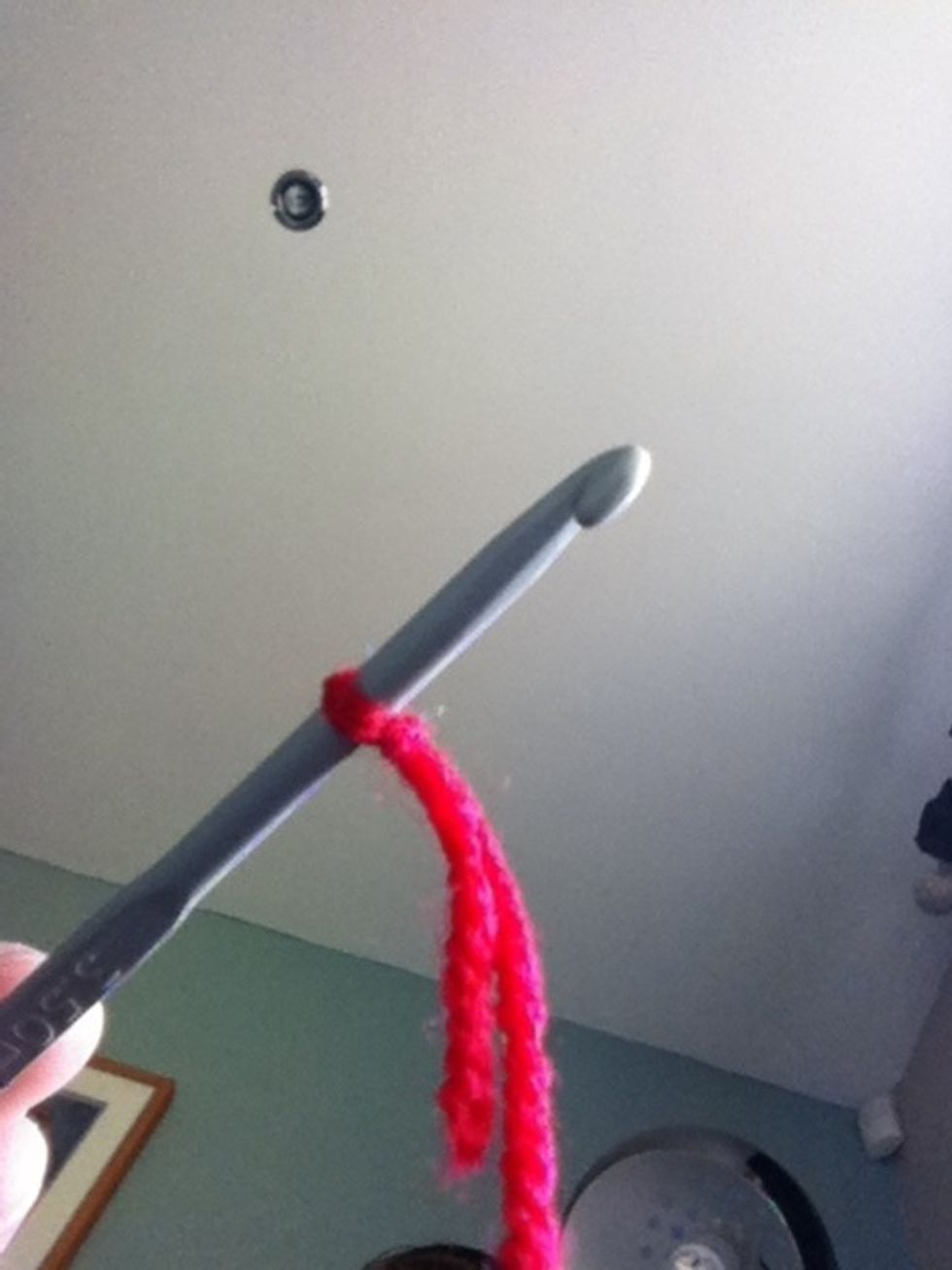 Place the slip knot onto the crochet hook, to tighten, pull the small part of the wool!