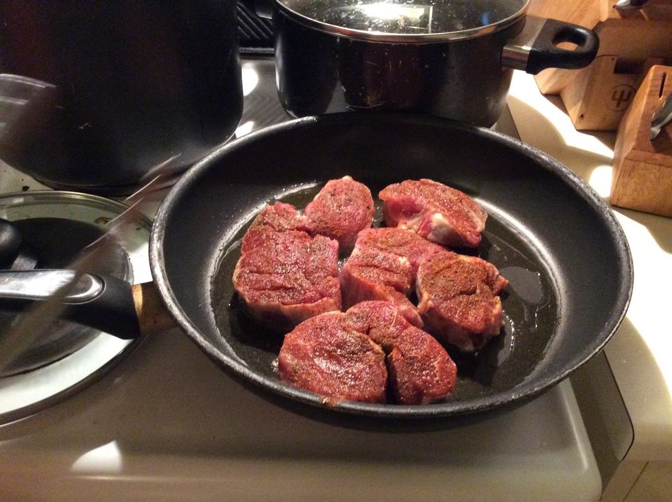 Place the steak in the middle of the grill pan