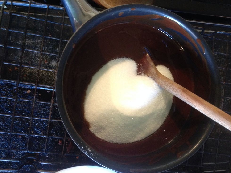 Place the sugar and vanilla extract into the pan and stir.