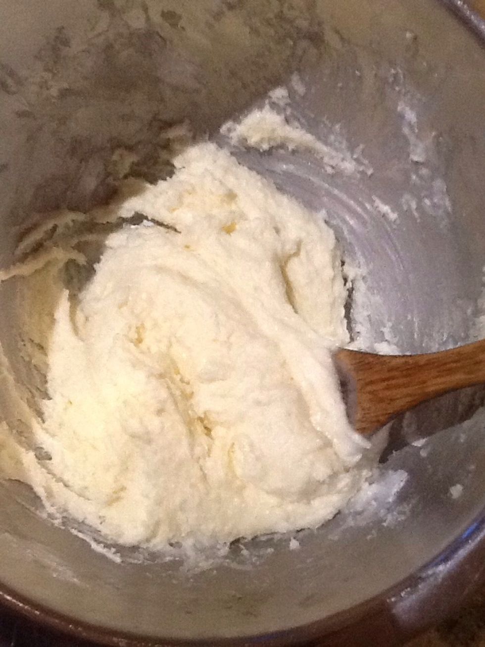 Place the tray in the fridge and wait for the mixture to harden, while waiting for 10 minutes for the mixture to harden, add lemon juice, icing sugar, softened butter and coconut and mix into an icing