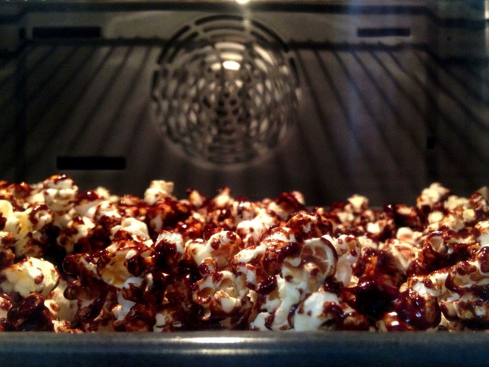 Place the tray in the oven and cook for a total time of 60 mins. Take the tray out every 15 mins and stir the popcorn taking care to coat the pieces without caramel.