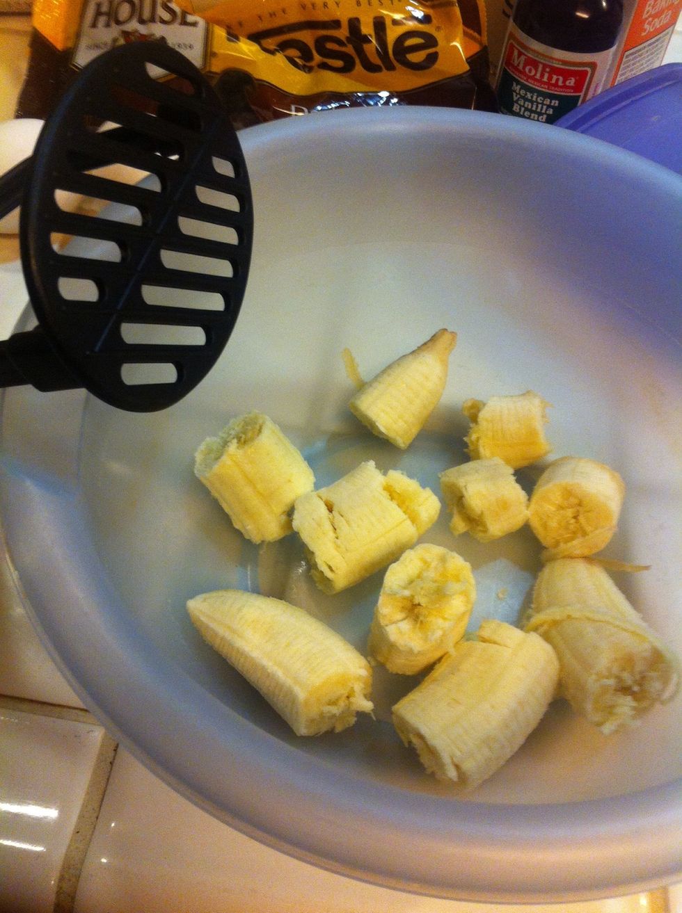 Place the two bananas, cut into pieces, and smash them