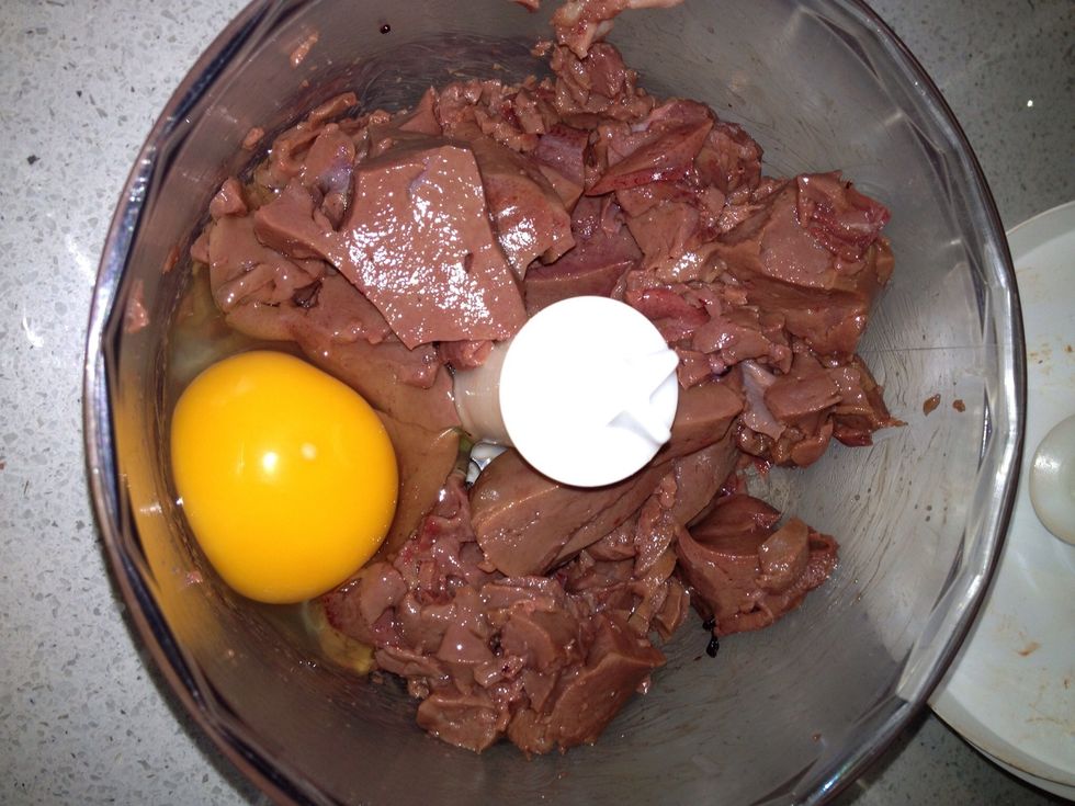 Place the whole egg into the blender with the semi-processed liver.
