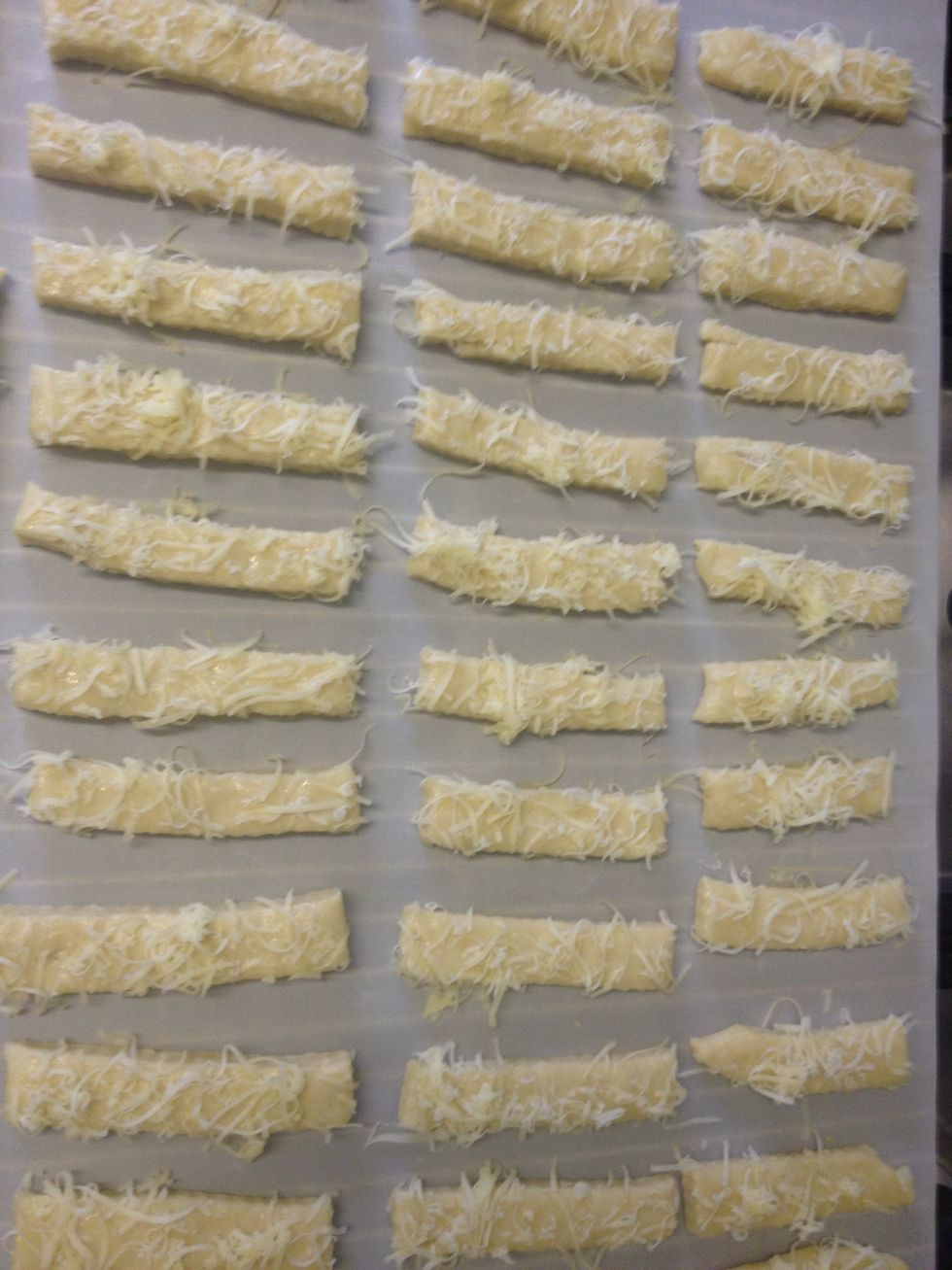 Place them about a finger away from each other on a tray (I used oven mats this time). Even the cheese on top of the slices and put it in the oven.