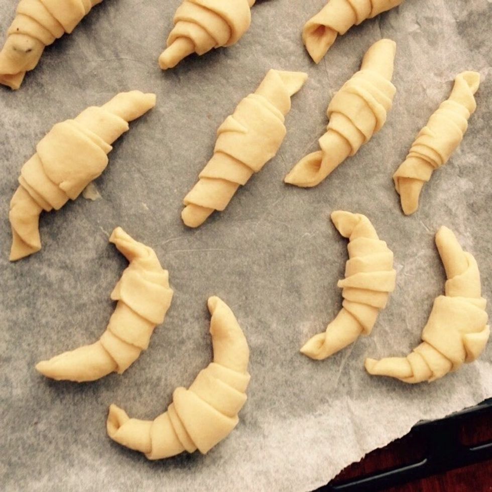 Place them on a baking tray with wax paper. Twist lightly the ends of the plain ones to recognize them from the chocolate ones.