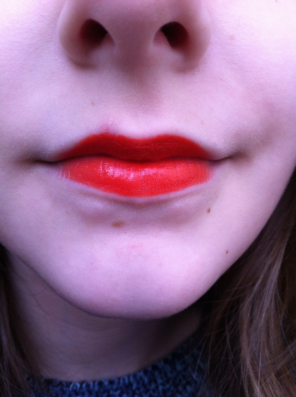 Place this on the centre of your lips