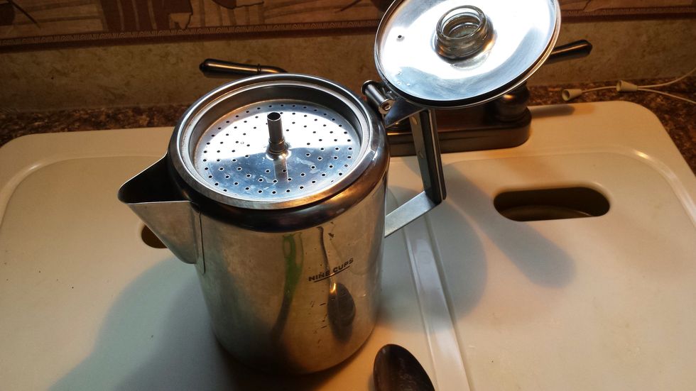 Place top on, put over heat source. When your water reaches temperature it will boil through the center stem and flow down over your coffee. From time it begins to perk to completion is approx 3 mins.