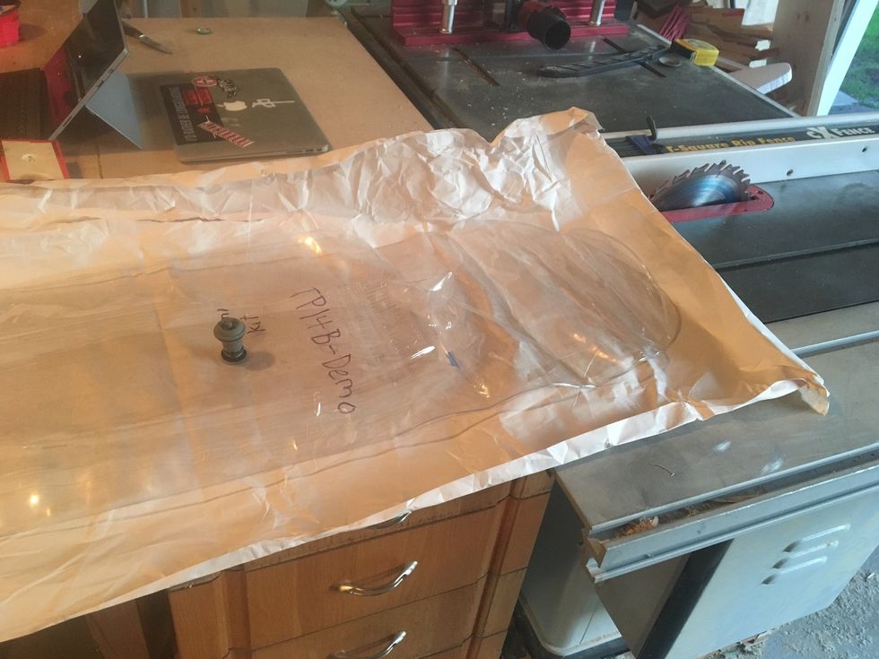 Place vacuum bag on protective paper. (valve up)