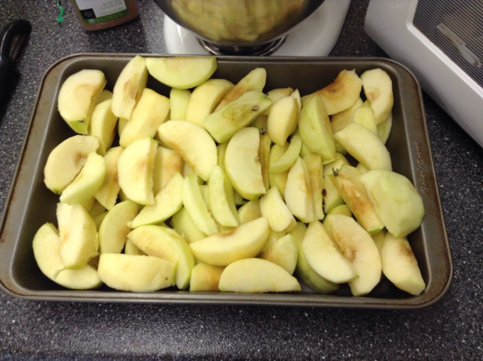 Place your apples in the pan.