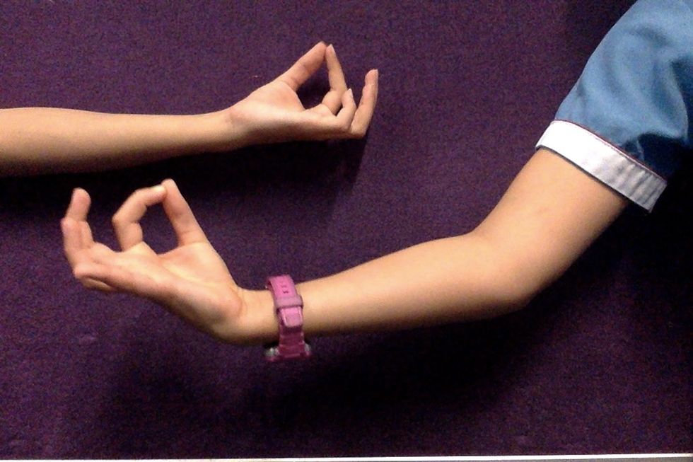 Place your hands like this and tap each finger for 3-5mins