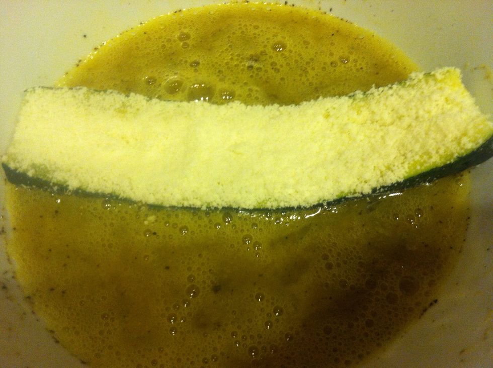 Place Zucchini in egg mixture like this. \u27a1