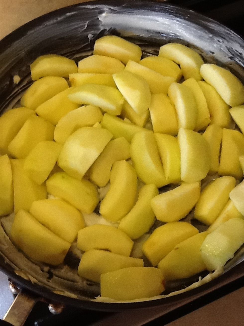 Placer les pommes sur la casserole