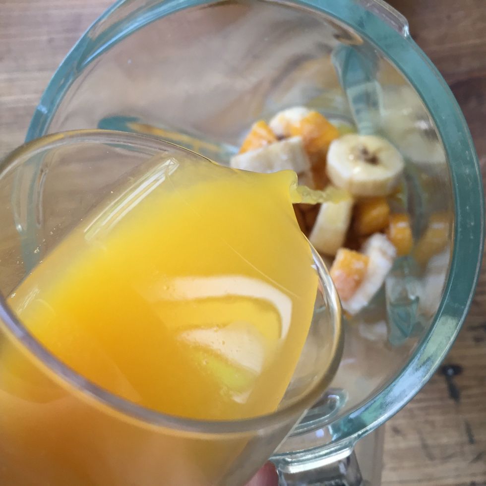 Placer tous les ingr\u00e9dients dans un blender : mangue, banane, yaourt, jus d'orange et quelques gouttes d'extrait de vanille. En cas de besoin, la glace pil\u00e9e \u00e9galement.