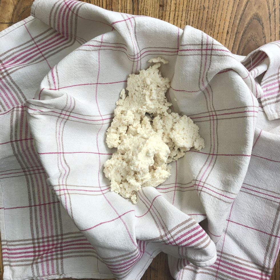 Placer un torchon propre dans un saladier, et y d\u00e9poser le manioc r\u00e2p\u00e9.