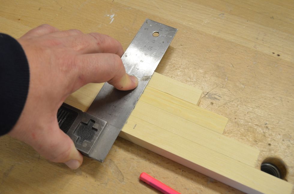 Placera bitarna som skall bli grenar med centrummarkeringarna mitt f\u00f6r varandra med hj\u00e4lp av en vinkelhake.