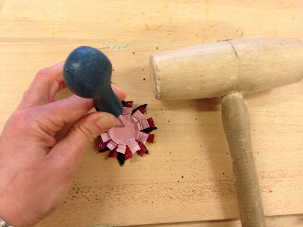 Placera dem p\u00e5 varandra och sl\u00e5 fyra h\u00e5l rakt igenom med en syl.