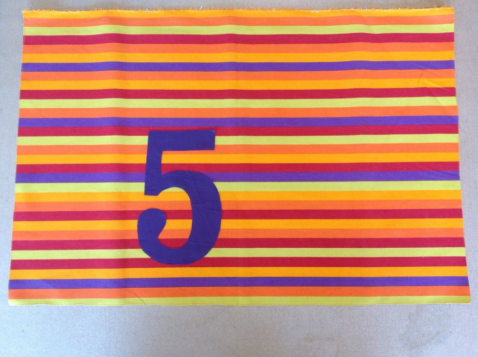 Placera ditt motiv p\u00e5 tyget. T\u00e4nk efter s\u00e5 att det kommer r\u00e4tt. Stryk fast. St\u00e4ll in strykj\u00e4rnets v\u00e4rme p\u00e5 tre prickar och \u00e5nga.