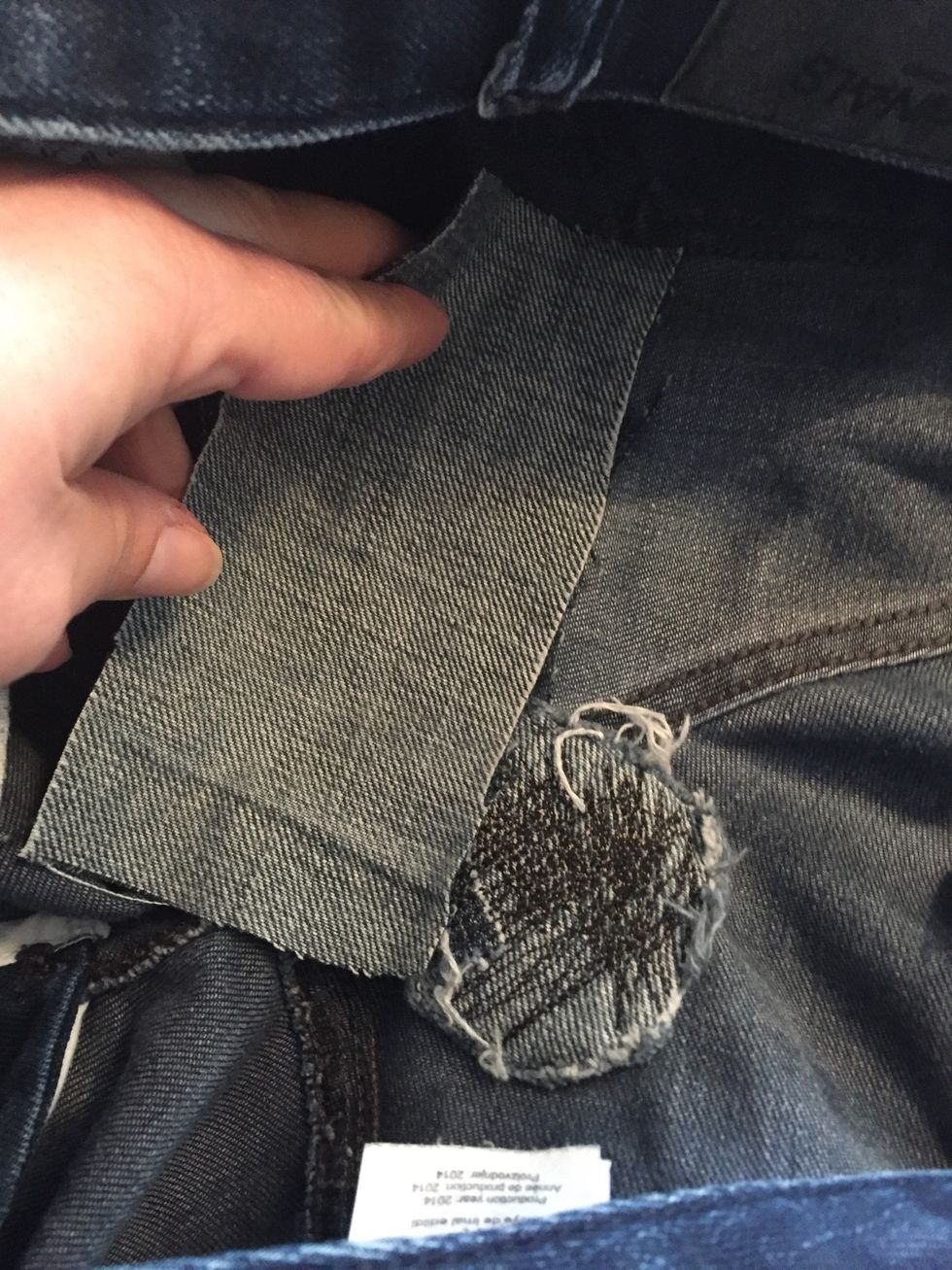 Placera lappen \u00f6ver h\u00e5let. Se till att den t\u00e4cker v\u00e4l \u00f6ver allt