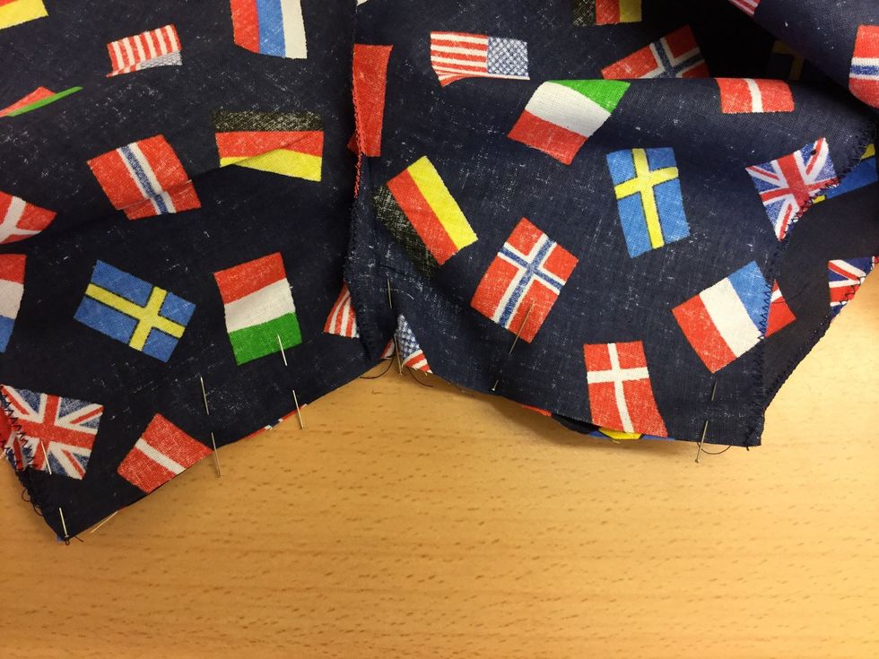 Placera mitt fram och mitt bak s\u00f6mmarna p\u00e5 varandra. N\u00e5la