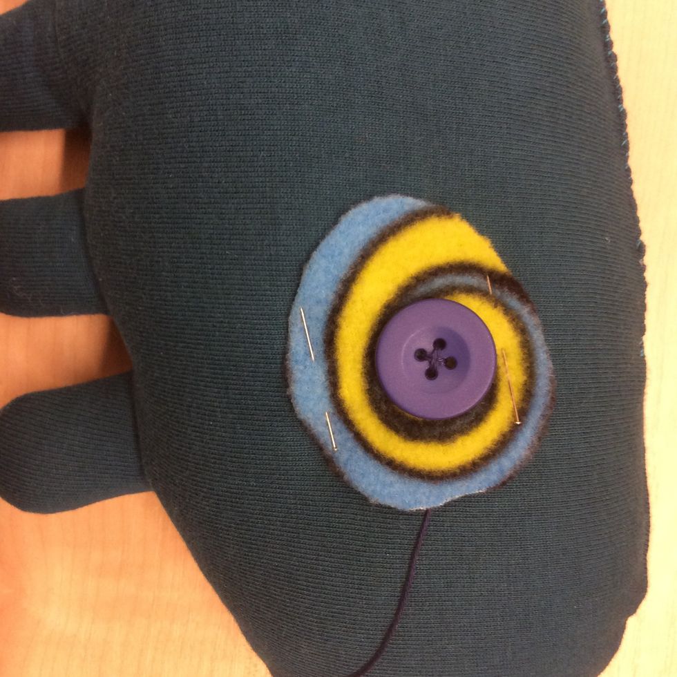 Placera \u00f6gat d\u00e4r du vill ha det, s\u00e4tt fast med knappn\u00e5lar.