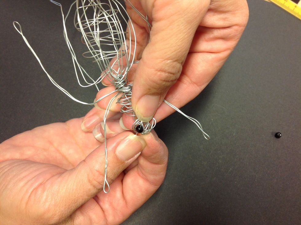 Placera \u00f6gat p\u00e5 huvudet.