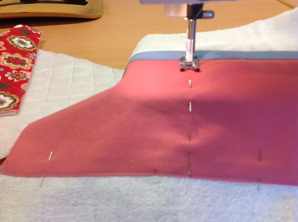 Placera ut fickan p\u00e5 fodertyget d\u00e4r den skall sitta. Den kan g\u00e5 \u00e4nda ner till s\u00f6mmen eller \u00e4r den kortare vik in nederkanten och sy fast. Dela sedan in fickan i mindre fack.