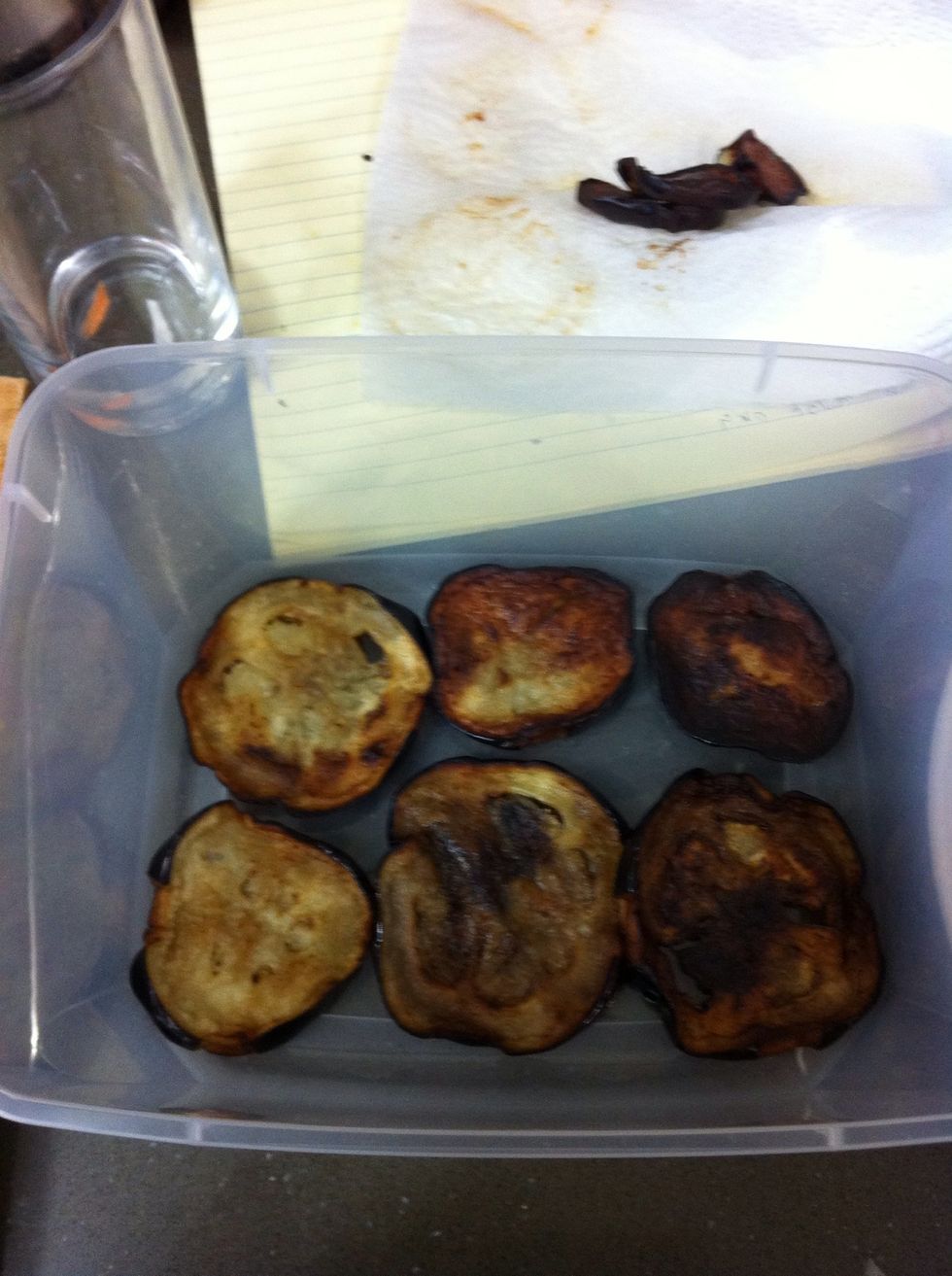 Placing one layer of fried slices in a box and pour some marinade with a tea spoon on the slices