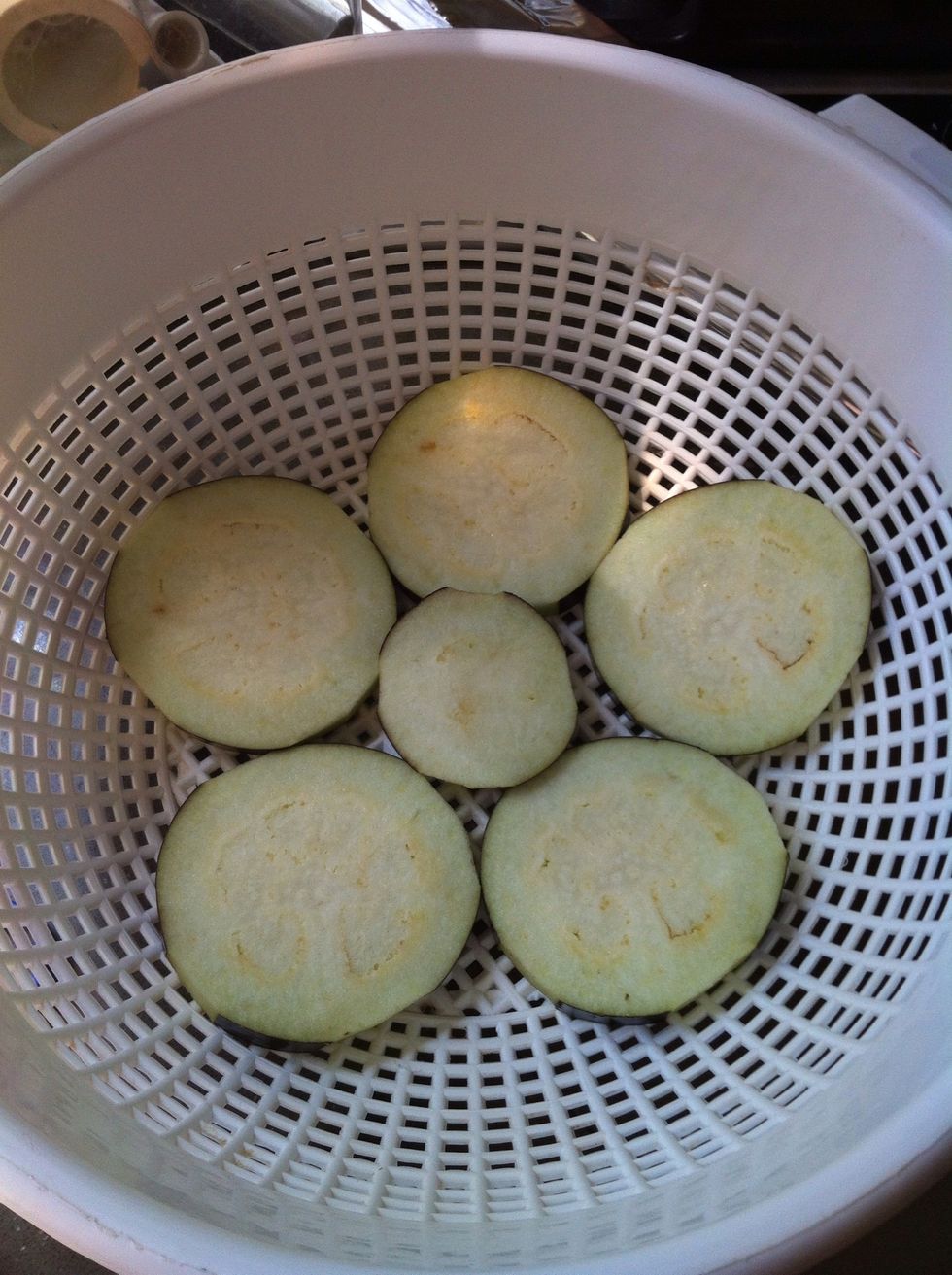 Placing the slices in strainer