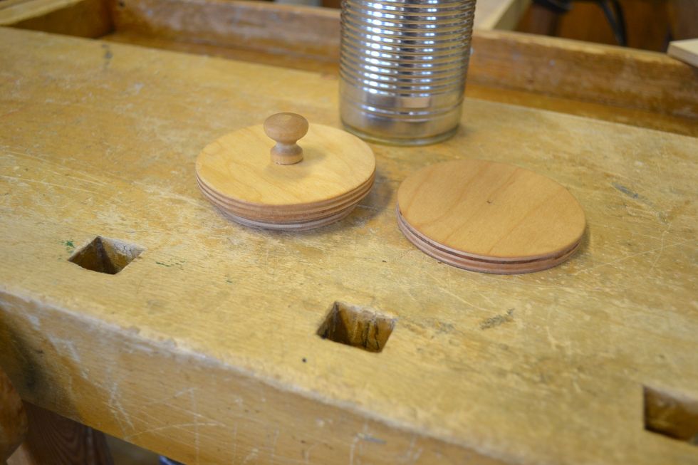 Planera f\u00f6r design och eventuell f\u00e4rg. Om du t\u00e4nkt att m\u00e5la endast knoppen s\u00e5 g\u00f6r man det b\u00e4st innan du monterar den. Limma fast knoppen med tr\u00e4lim och olja eller m\u00e5la. Du kan ocks\u00e5 m\u00e5la burken.