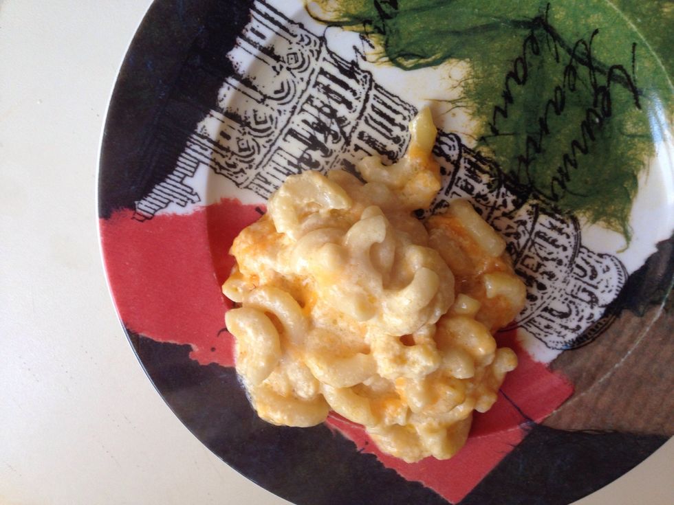 Plate the Mac and cheese! Very creamy!!!
