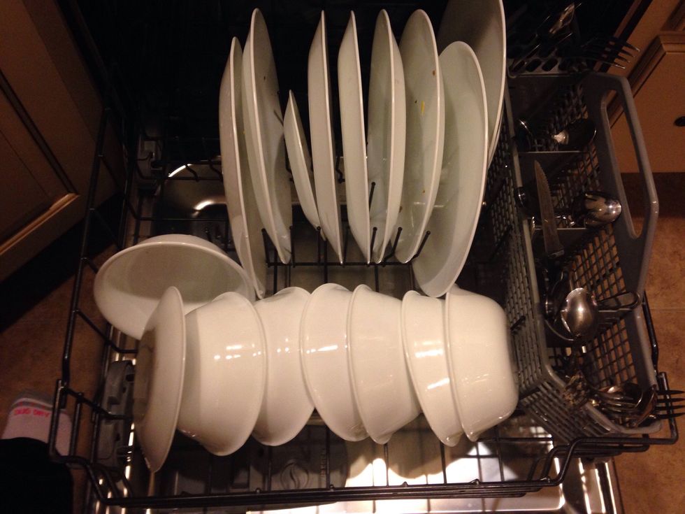 Plates and bowls should be on the bottom rack and face the center